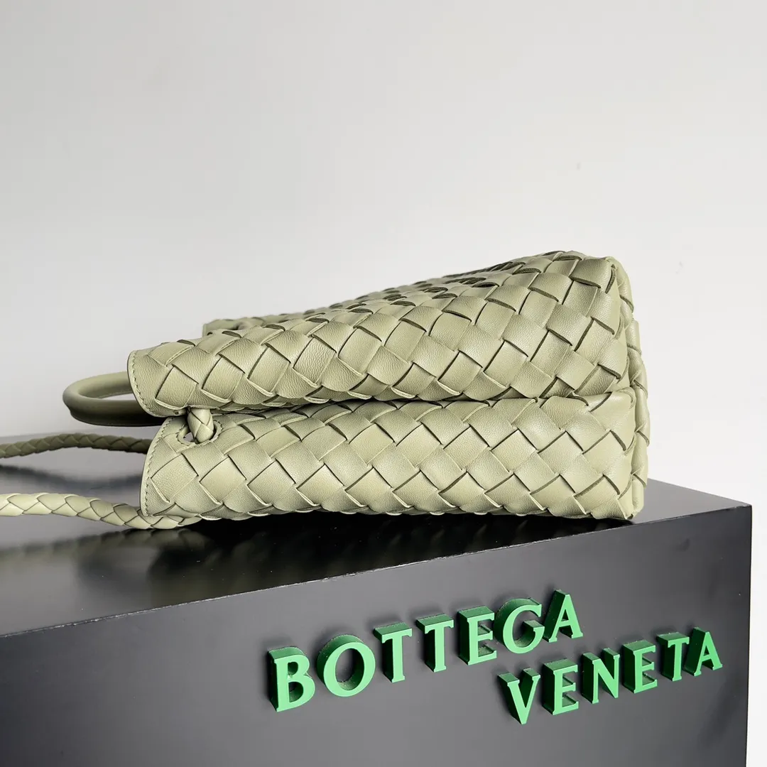 The 2023 new Andiamo batch of 2260 BV has been shipped‼ ️Really popular🔥The new Andiamo woven handbag launched by Bottega Veneta this season is really popular all over the world! ! Celebrities at home and abroad have worn it, and Oscar-winning actress Michelle Yeoh has taken it out on the street. Song Jia, Trai Yara, Yu Feihong, Sanji Ayaka, Rosie Hunting-Whiteley, Yoshioka Riho, etc. have all picked up this bag. It is classic and versatile, showing off its temperament, and the bag capacity is also large, which is very convenient for daily commuting! ! A variety of carrying methods, the shoulder straps can be adjusted by yourself, the original lambskin feels soft and delicate, and the unisex style breaks the gender boundaries and brings a more practical and long-lasting use experience. Andiamo, which has both elegant and casual styles, perfectly interprets the true appearance of "fashionable old money style". Style number: 743572 Size: 32*24*12